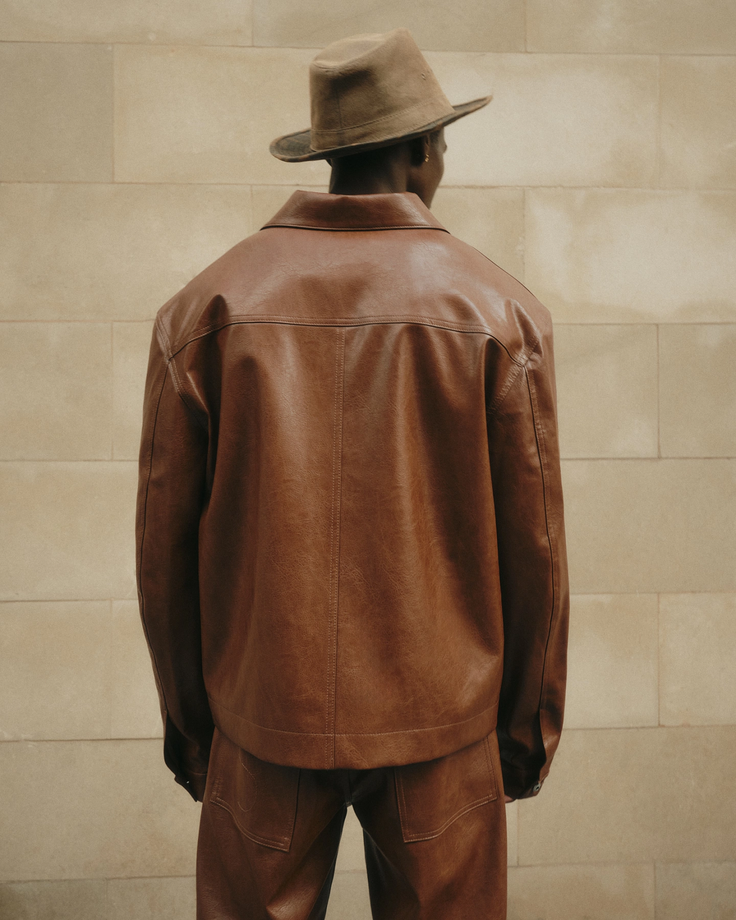 Бомбер из эко-кожи и брюки мужские из эко-кожи