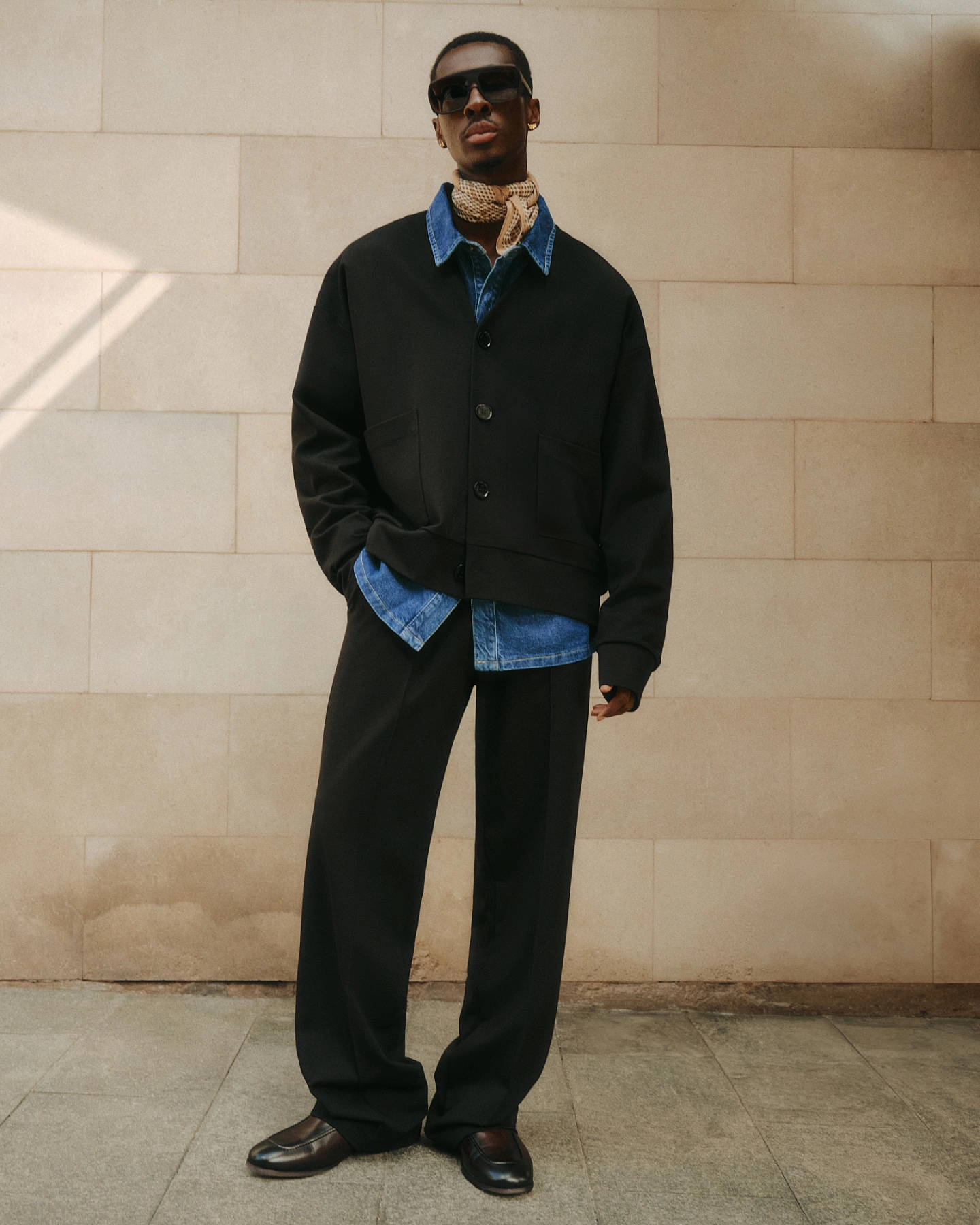 Кардиган на пуговицах и брюки со стрелками из джерси