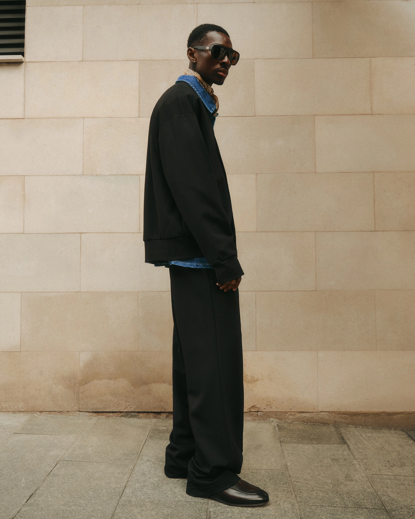 Кардиган на пуговицах и брюки со стрелками из джерси