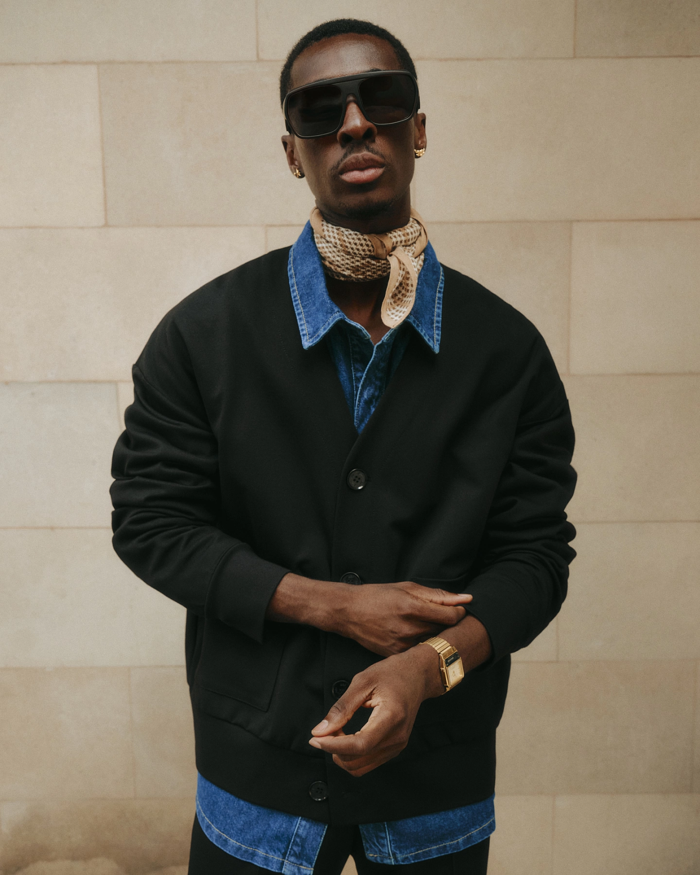 Кардиган на пуговицах и брюки со стрелками из джерси