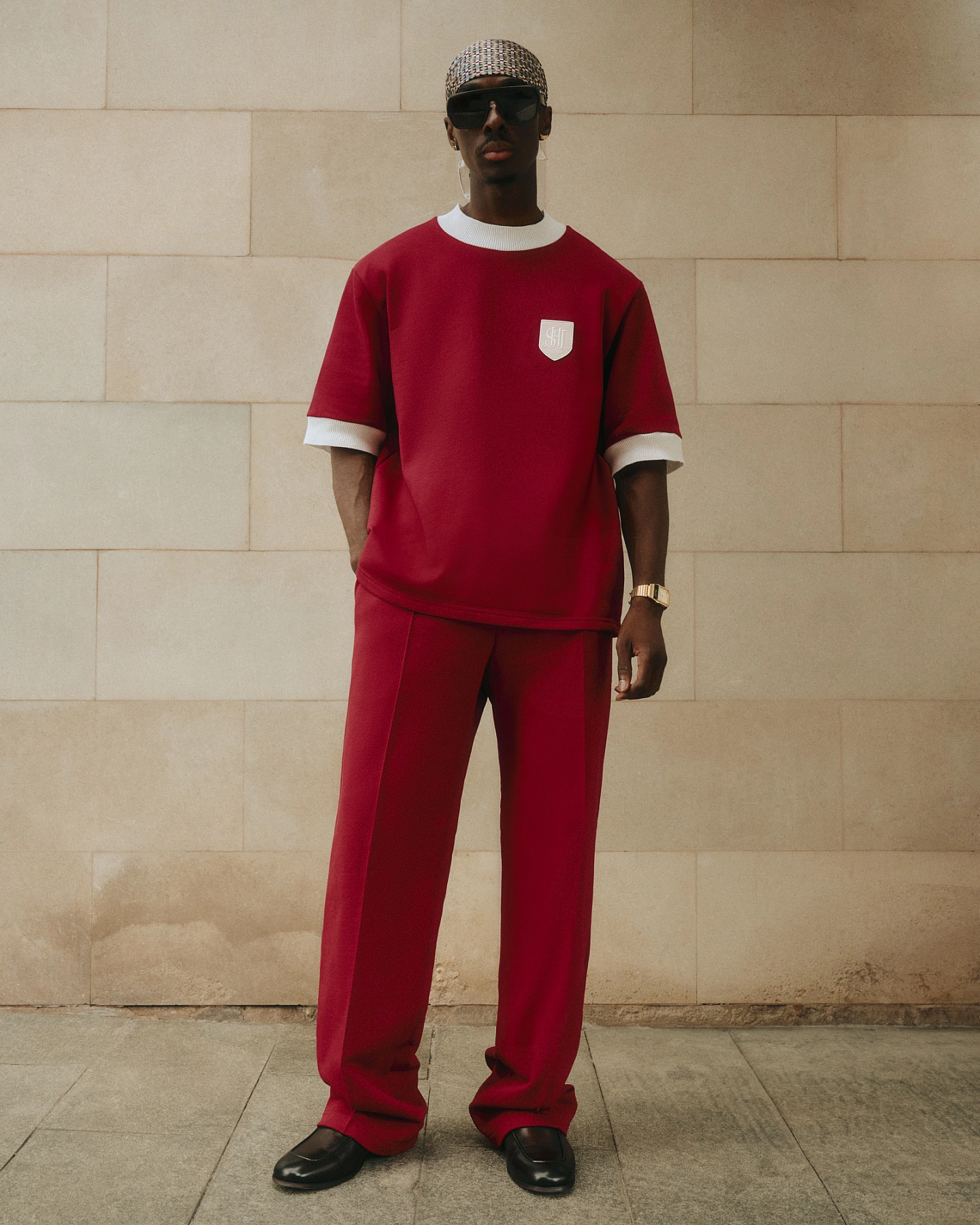 Футболка и брюки с вязаной отделкой