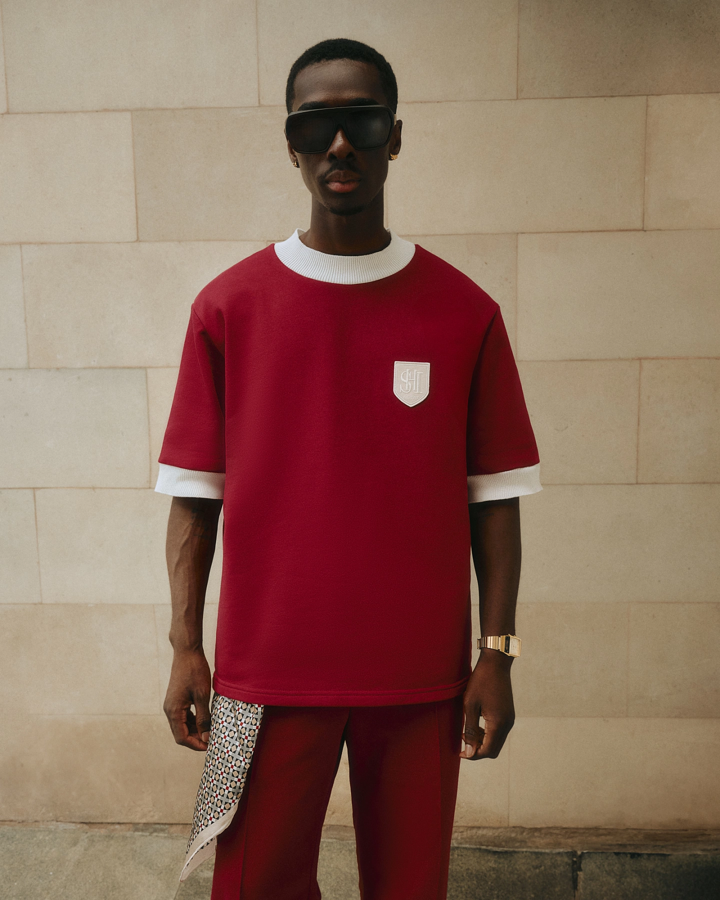 Футболка и брюки с вязаной отделкой