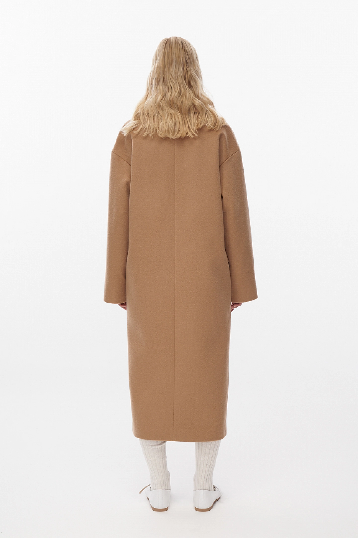 Пальто двубортное с контрастными пуговицами