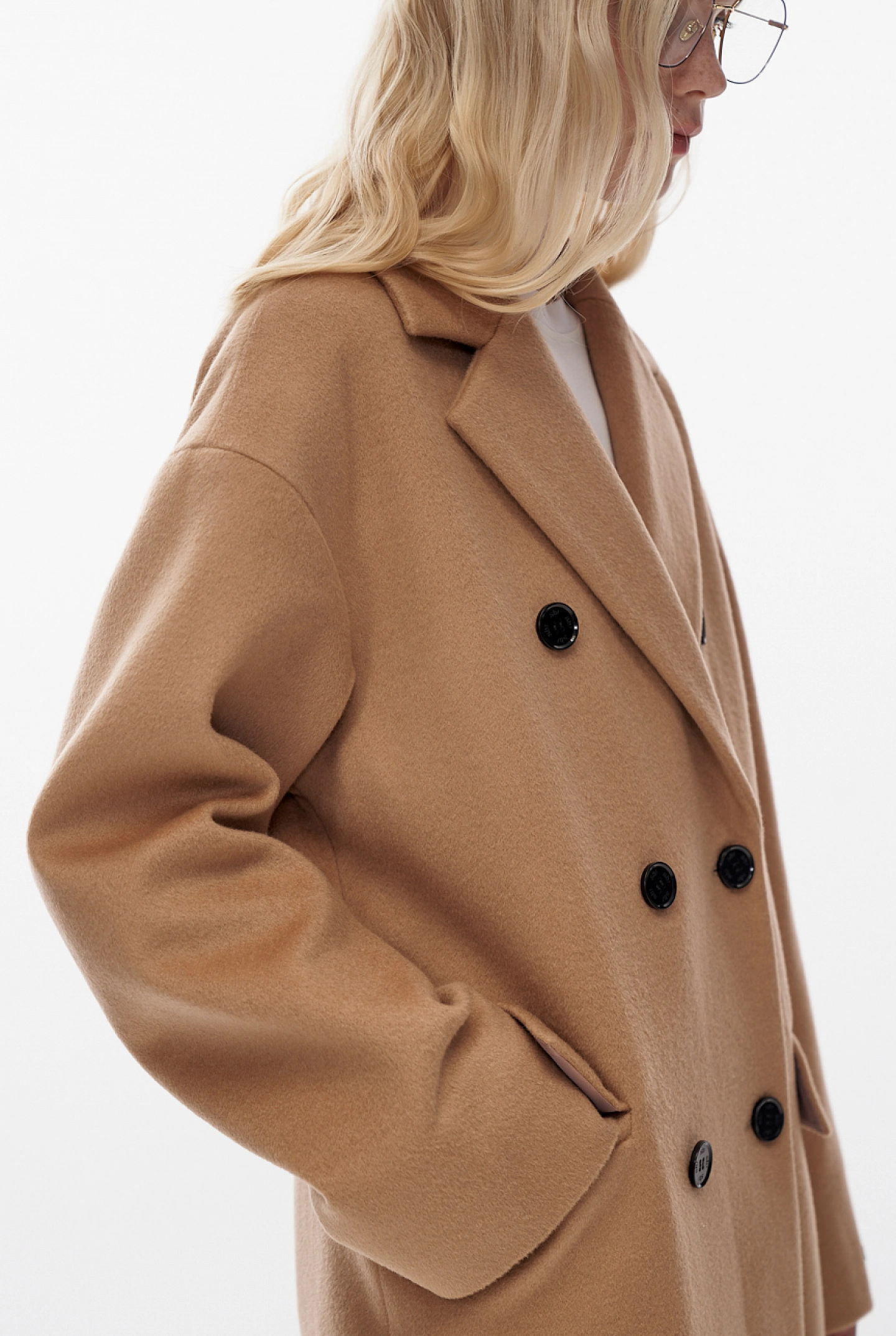 Пальто двубортное с контрастными пуговицами