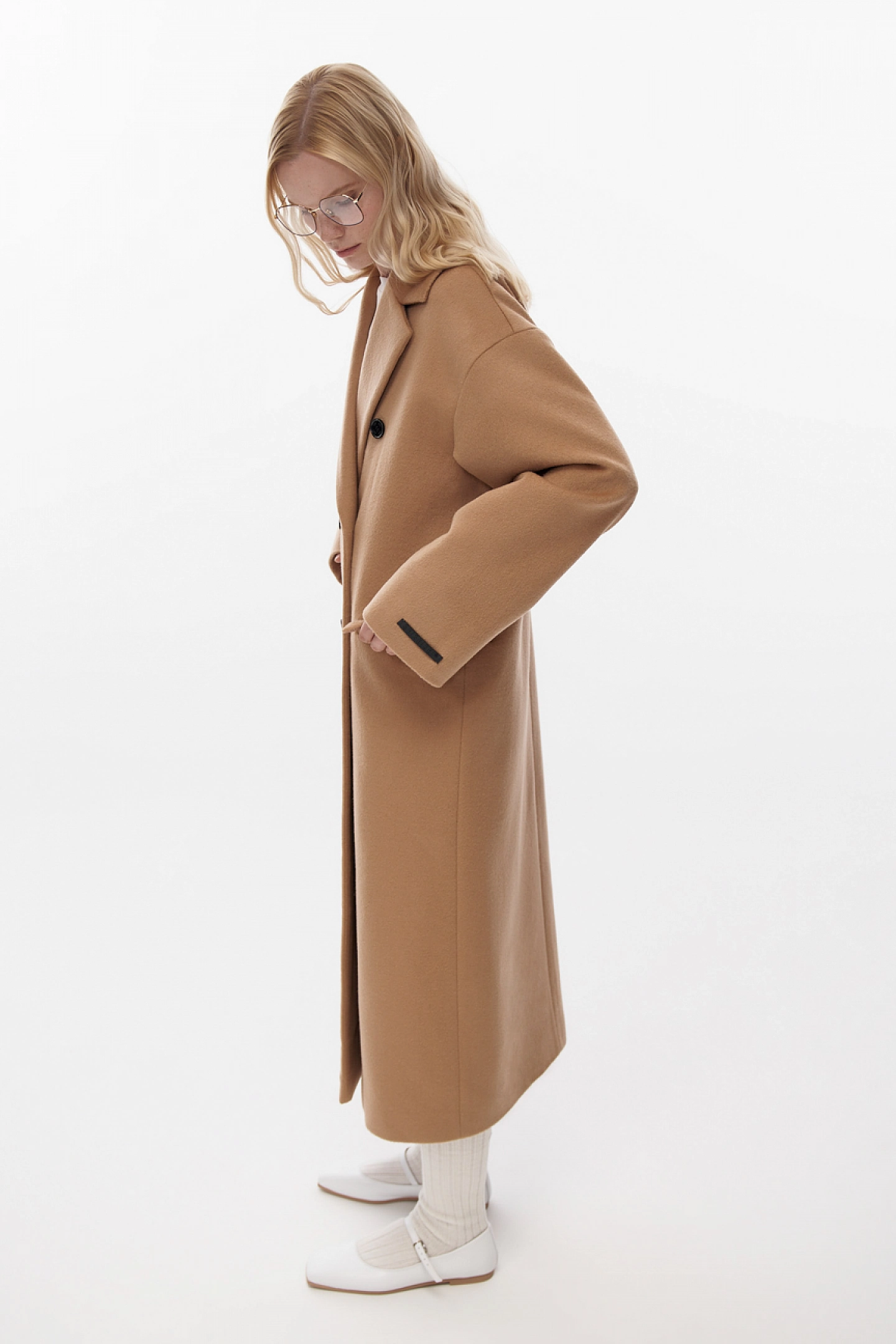 Пальто двубортное с контрастными пуговицами