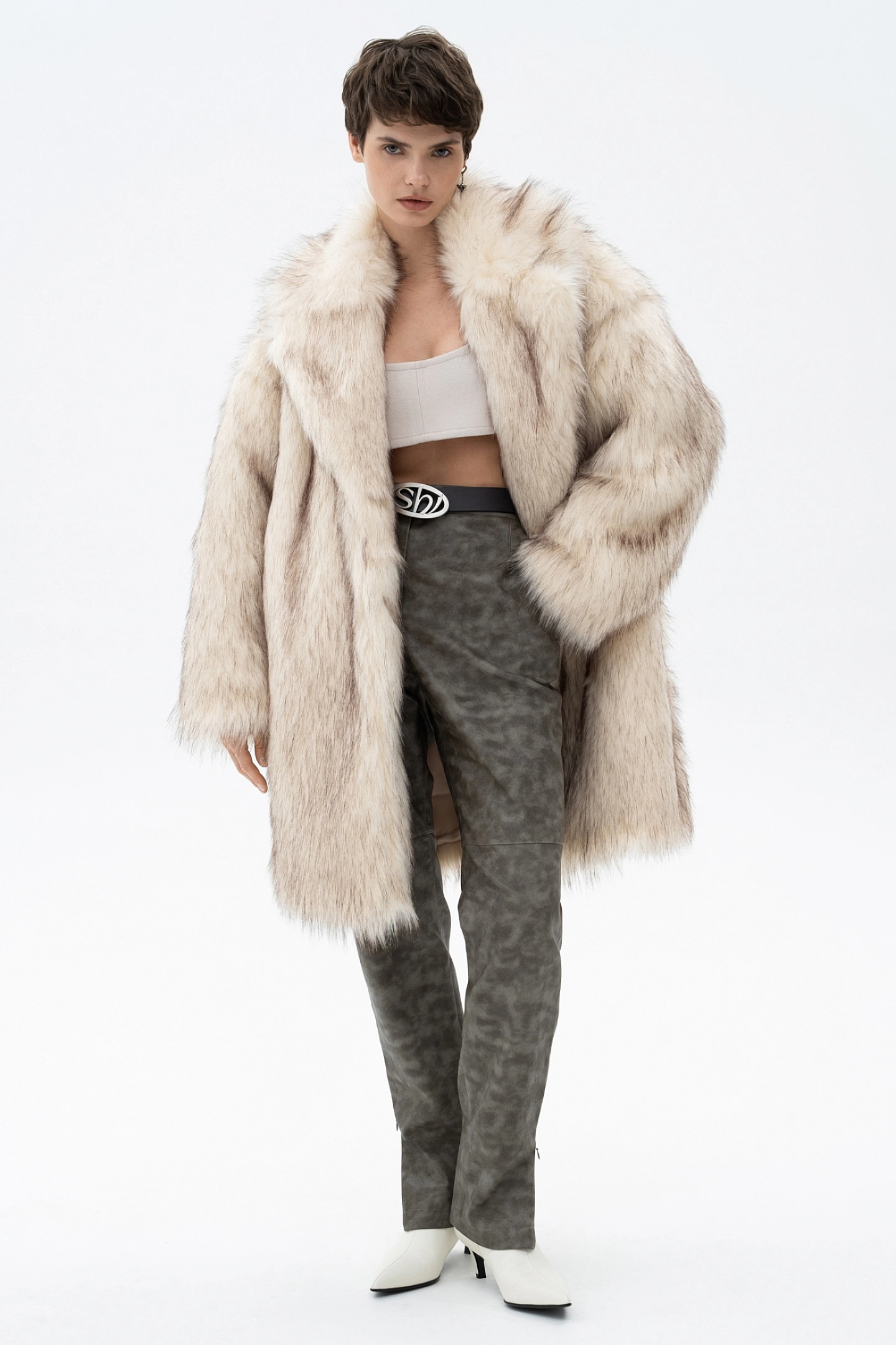 Пальто меховое двубортное со спущенным плечом