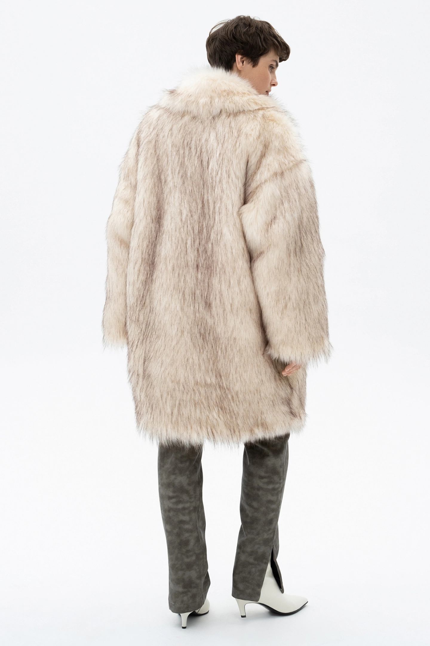 Пальто меховое двубортное со спущенным плечом