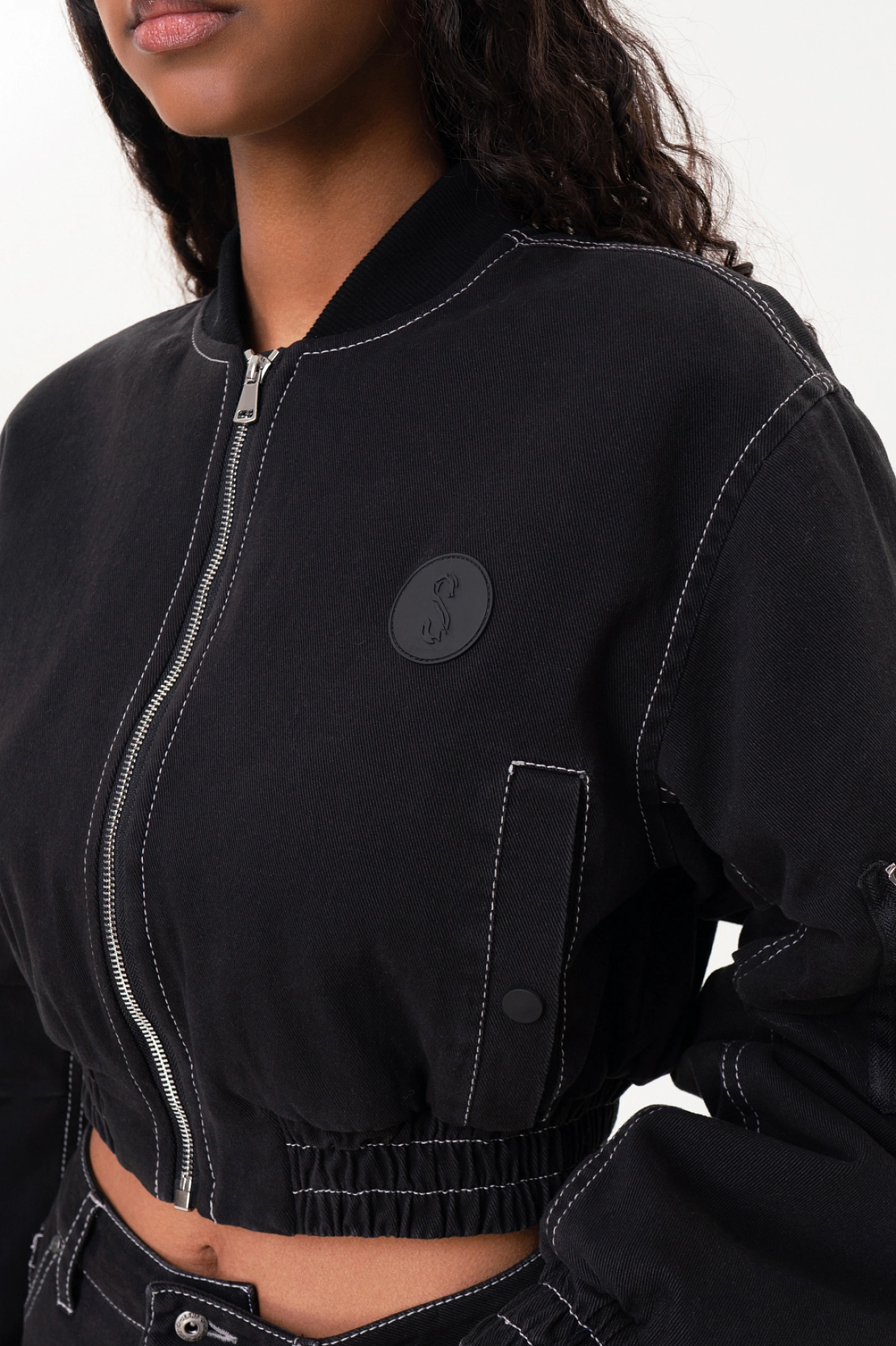 Бомбер короткий с широким рукавом