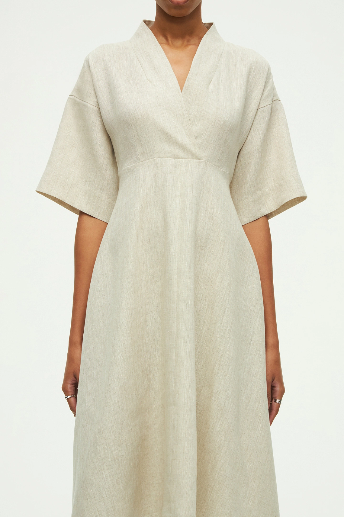 Платье с завышенной талией и широким рукавом