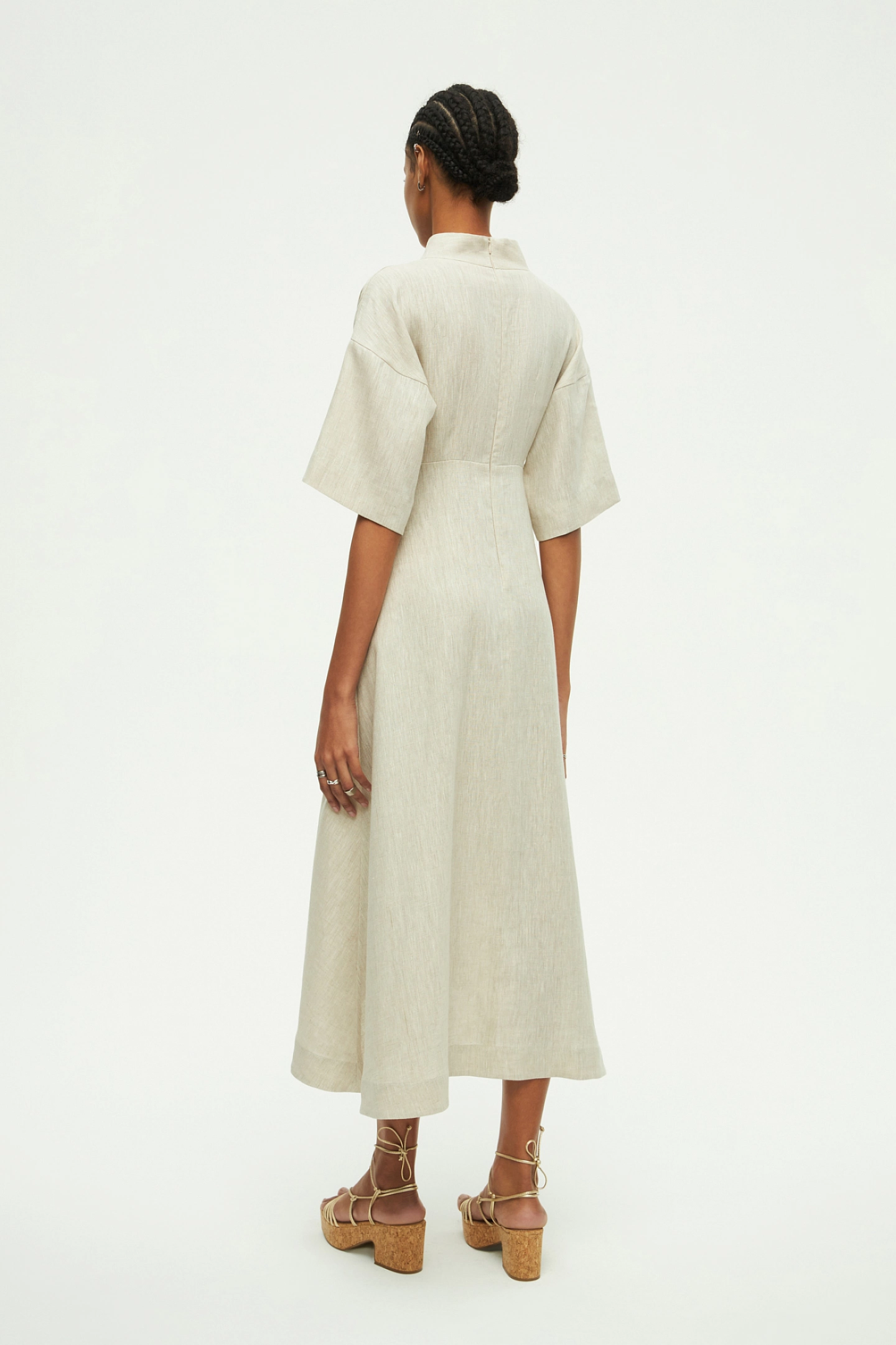 Платье с завышенной талией и широким рукавом