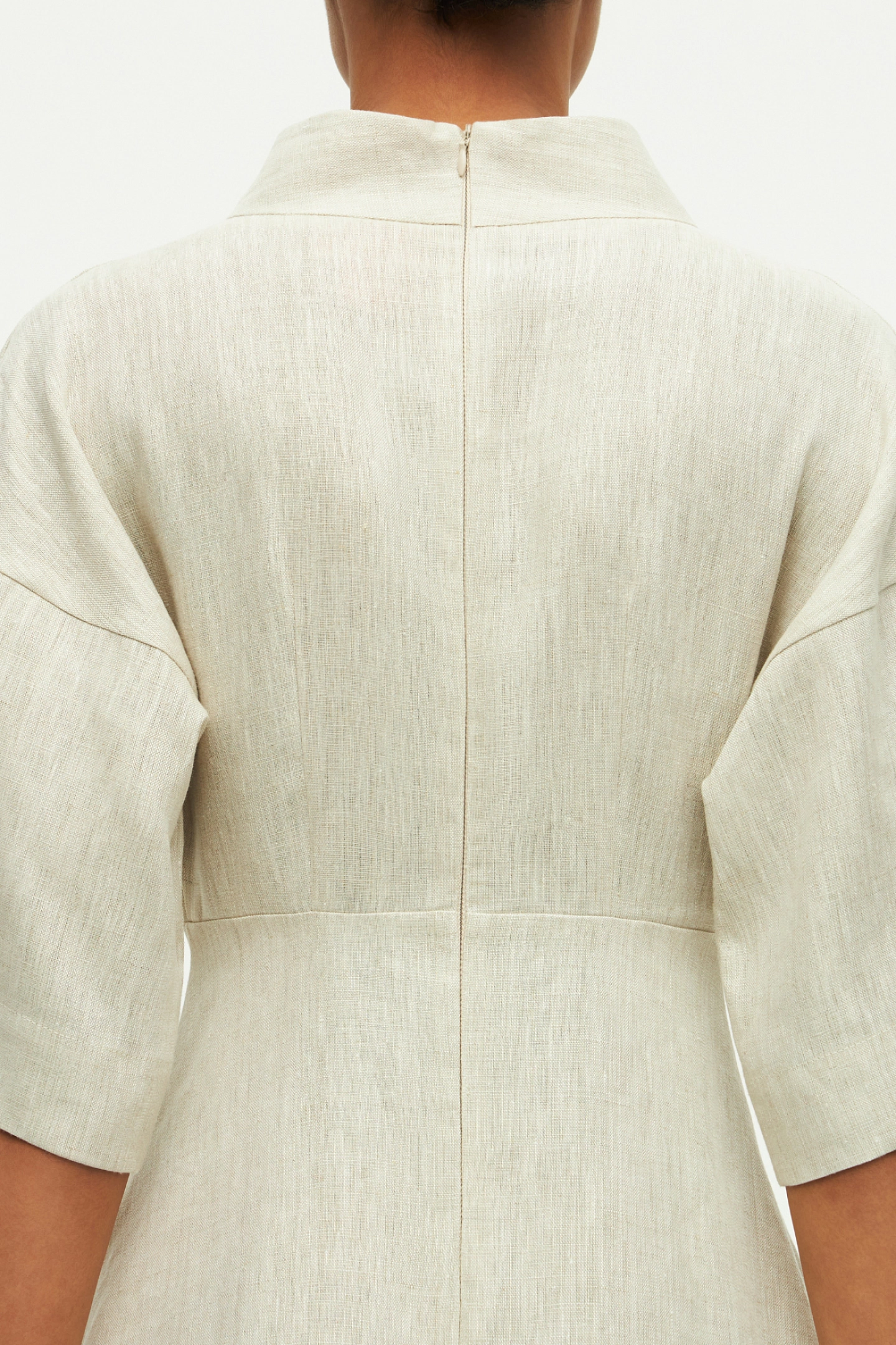 Платье с завышенной талией и широким рукавом