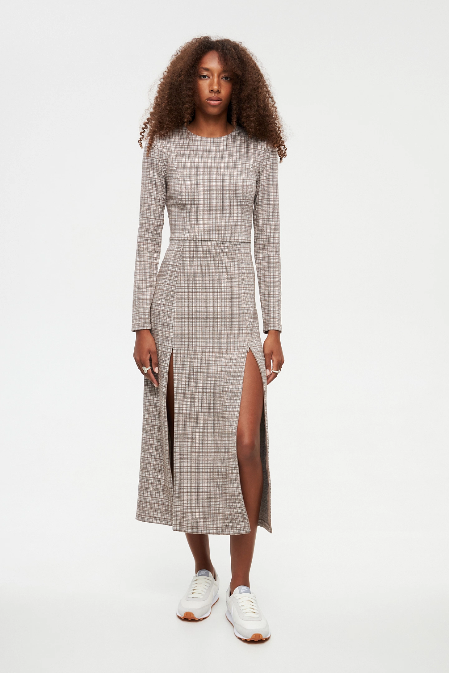 Платье трикотажное с разрезом