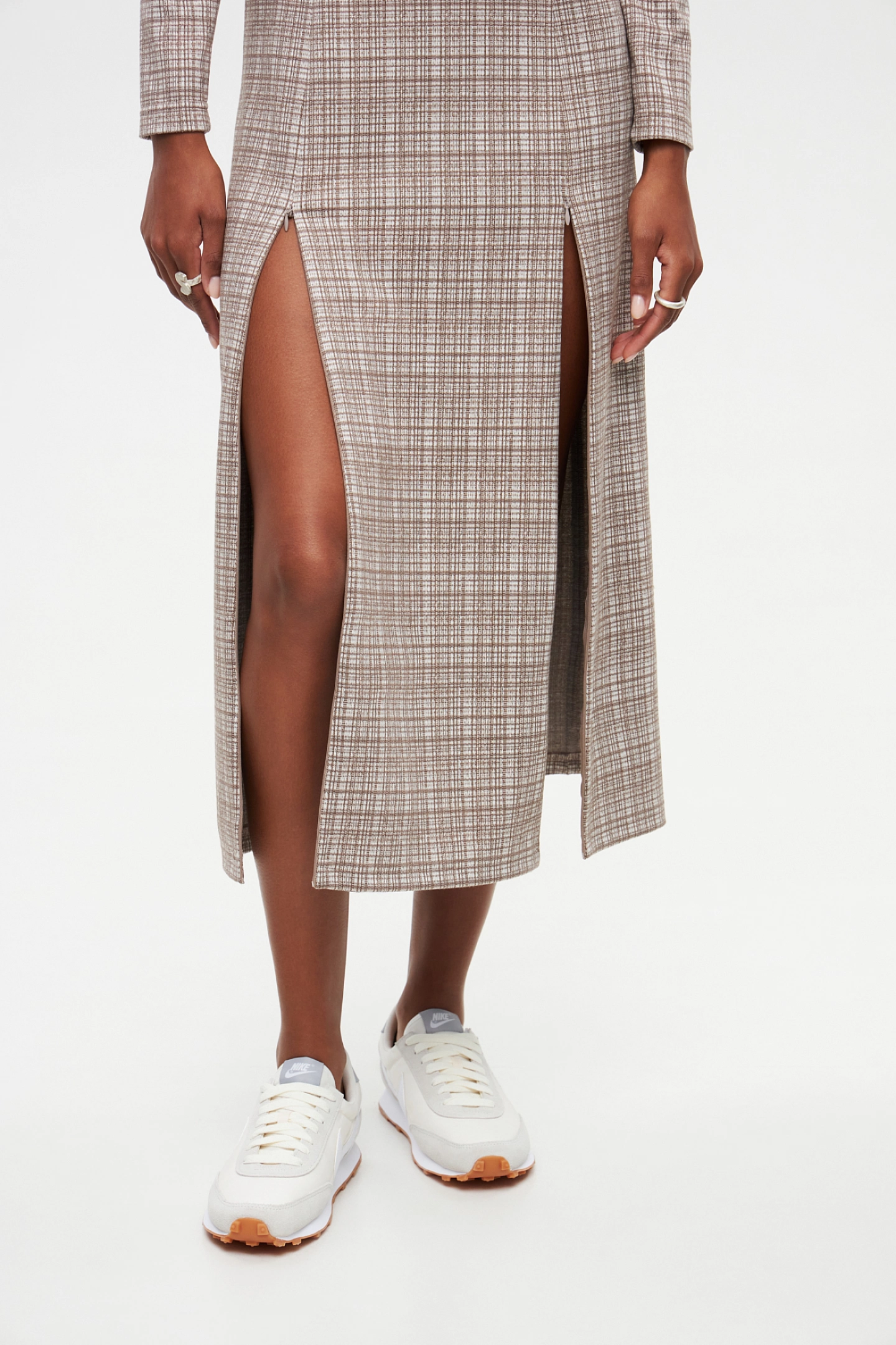 Платье трикотажное с разрезом