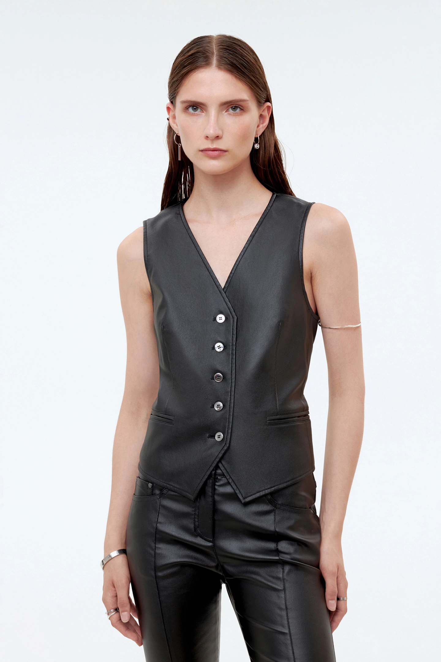 Жилет женский на пуговицах и брюки клёш с рельефами