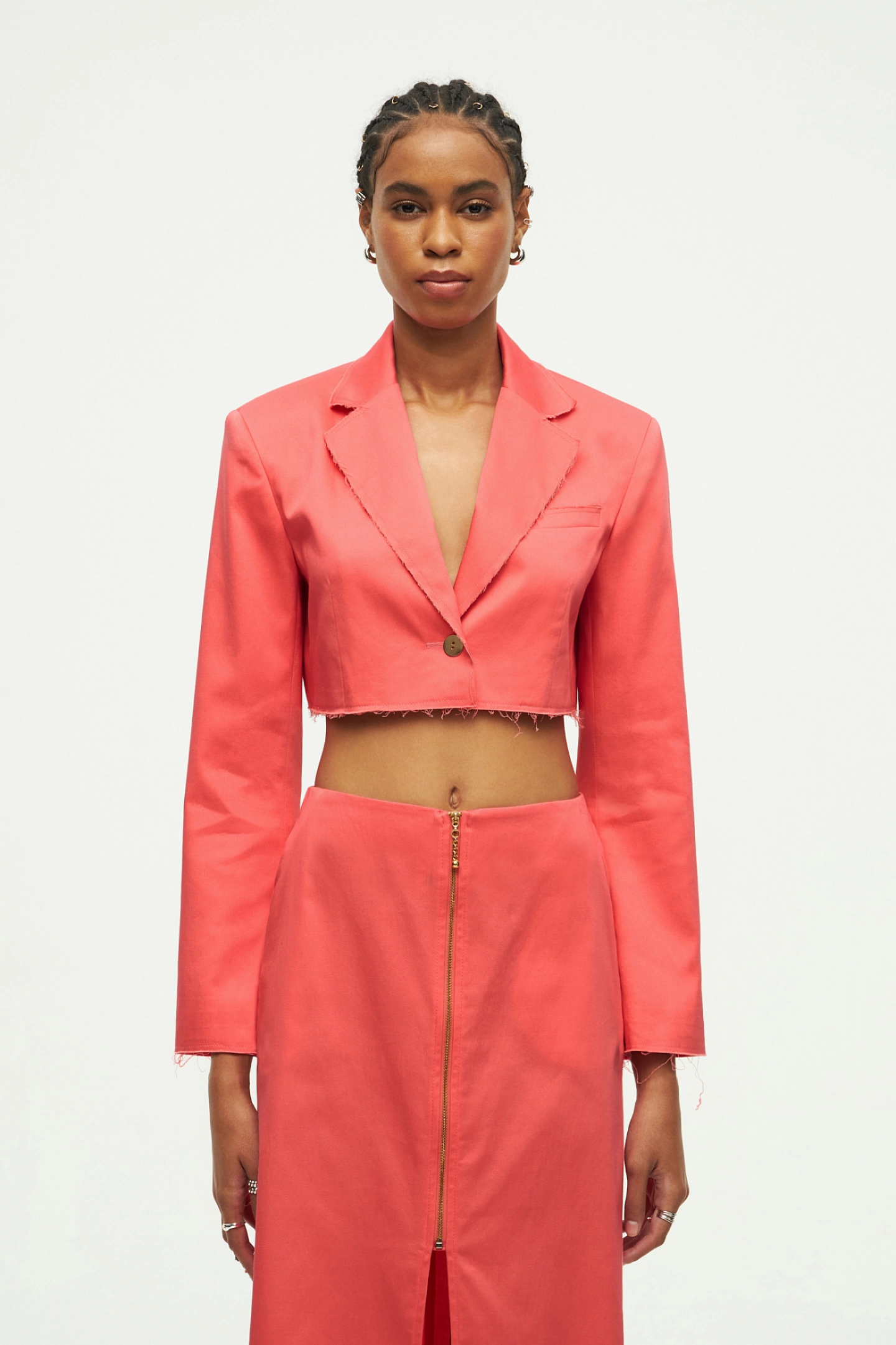 Жакет короткий с открытыми срезами